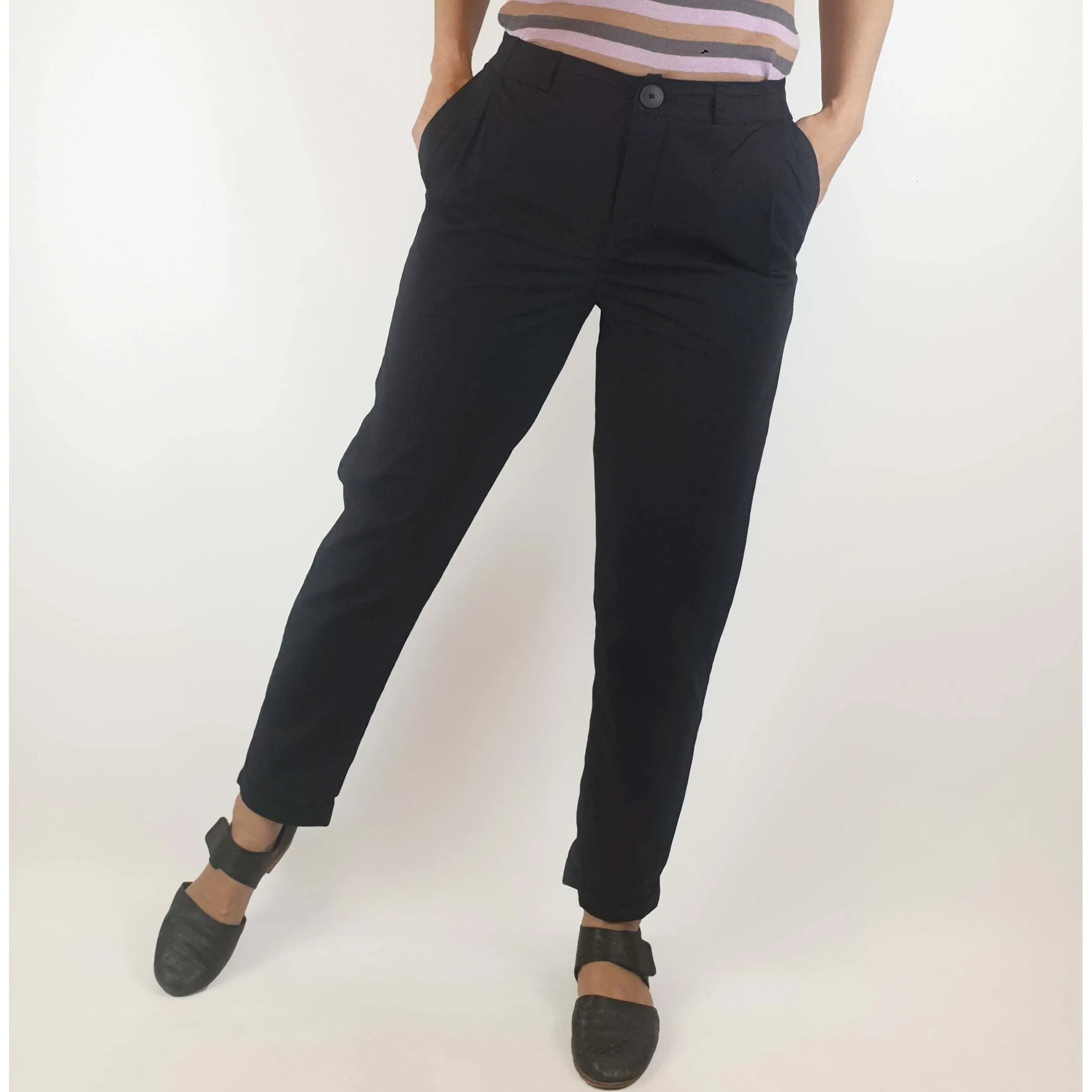 Kowtow preloved black cotton straight leg pants size XS (best fits size 8)